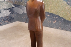 La sculpture "Qui ?" en bronze patiné fait office d'autel. Elle a été fondue à l'atelier Romain Barelier à Ivry-sur-Seine.